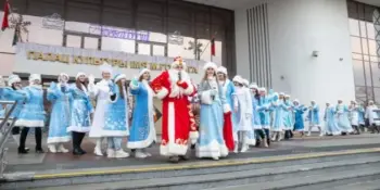 Шествие Дедов Морозов и Снегурочек